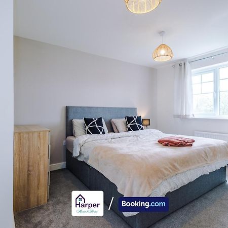 Prime Location 3 Storey By Harperletting Short Lets & Serviced Accommodation Chester With Driveway Long Or Short Stays Hough Green Exterior foto