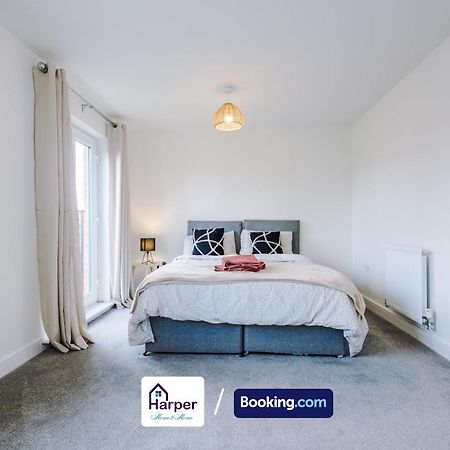 Prime Location 3 Storey By Harperletting Short Lets & Serviced Accommodation Chester With Driveway Long Or Short Stays Hough Green Exterior foto