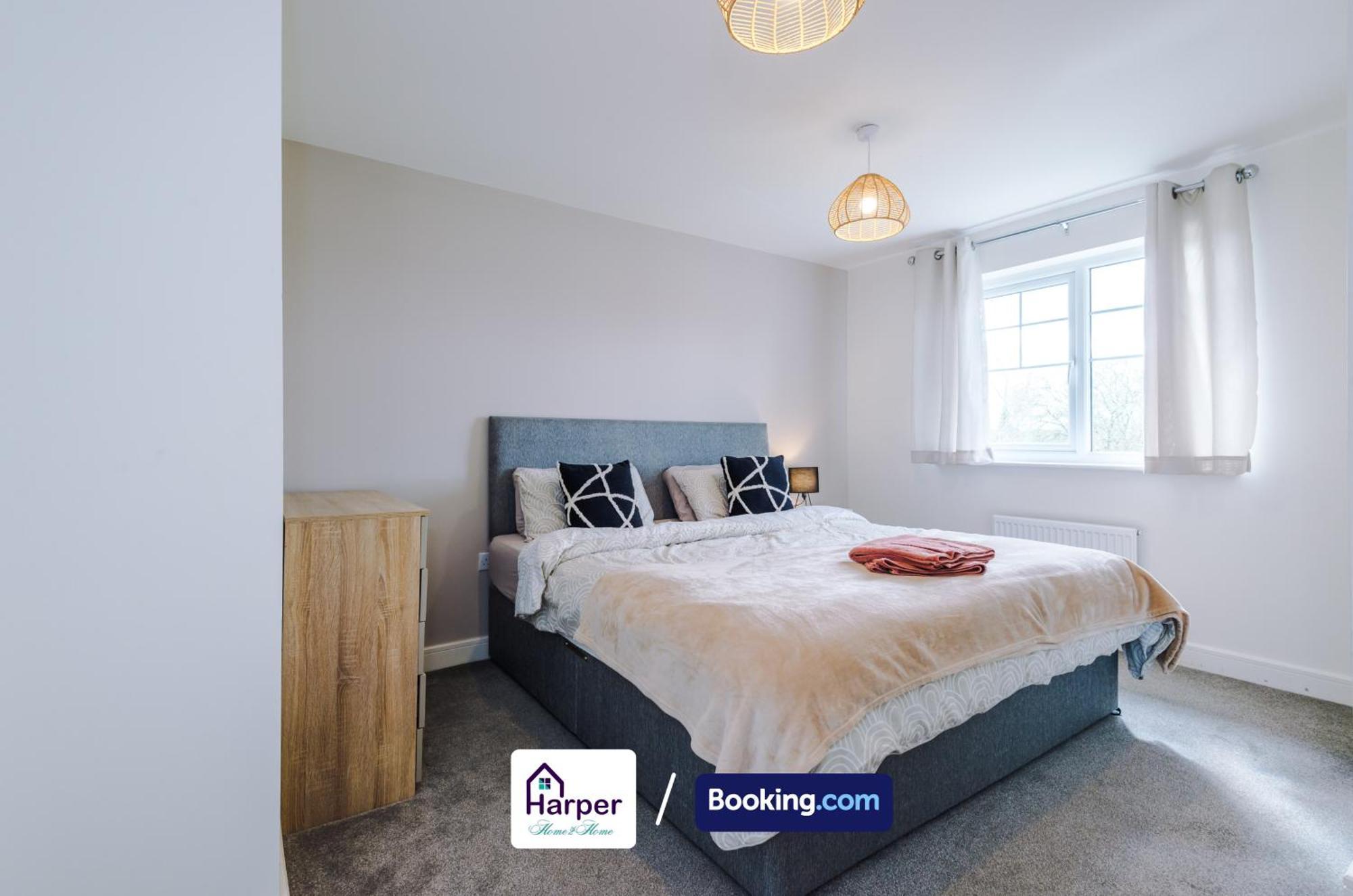 Prime Location 3 Storey By Harperletting Short Lets & Serviced Accommodation Chester With Driveway Long Or Short Stays Hough Green Exterior foto