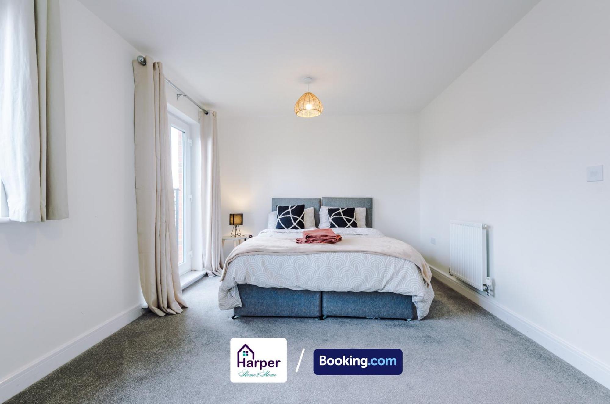 Prime Location 3 Storey By Harperletting Short Lets & Serviced Accommodation Chester With Driveway Long Or Short Stays Hough Green Exterior foto