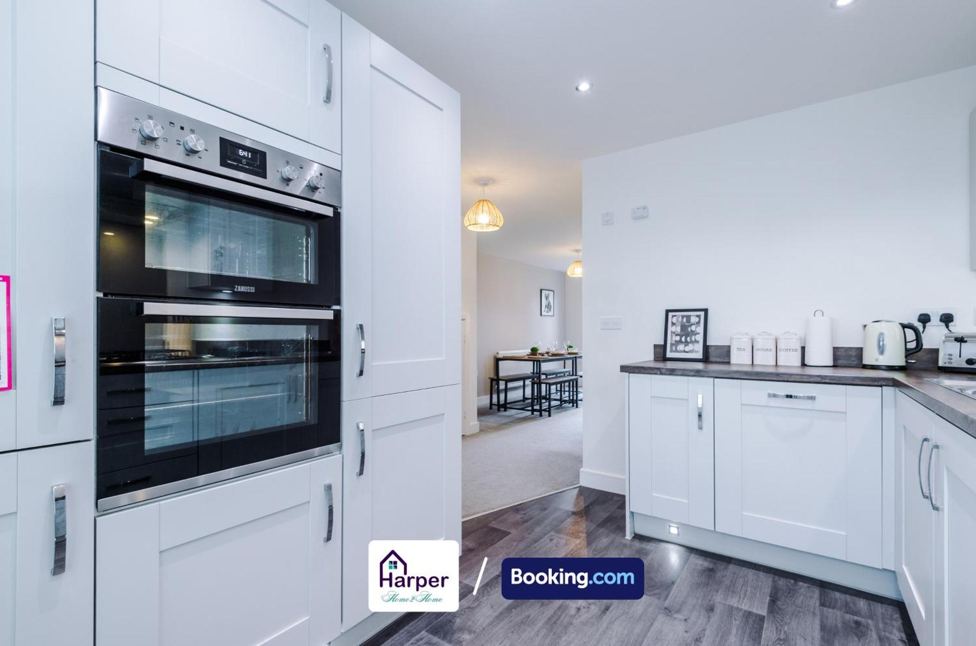 Prime Location 3 Storey By Harperletting Short Lets & Serviced Accommodation Chester With Driveway Long Or Short Stays Hough Green Exterior foto