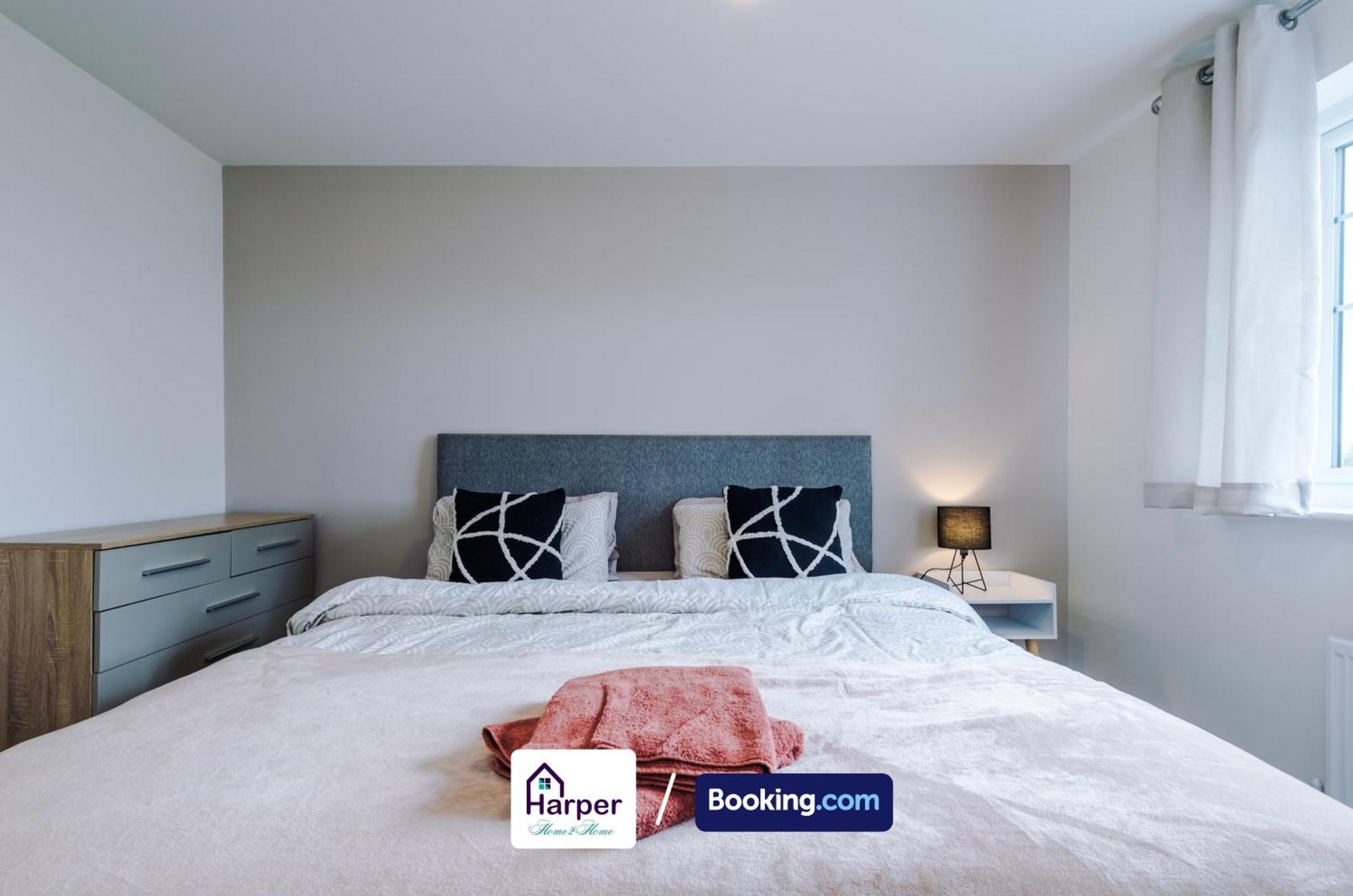 Prime Location 3 Storey By Harperletting Short Lets & Serviced Accommodation Chester With Driveway Long Or Short Stays Hough Green Exterior foto