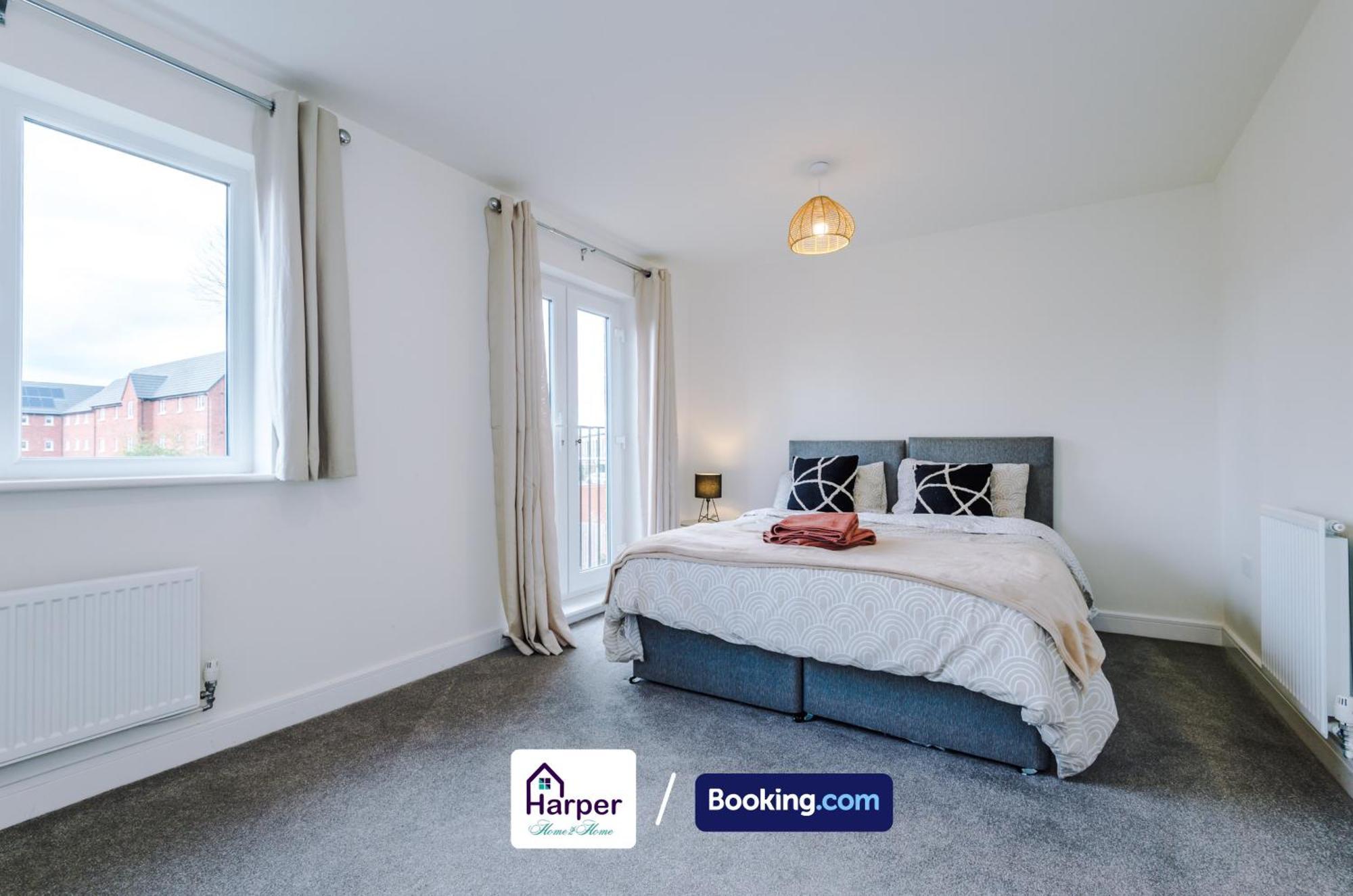 Prime Location 3 Storey By Harperletting Short Lets & Serviced Accommodation Chester With Driveway Long Or Short Stays Hough Green Exterior foto