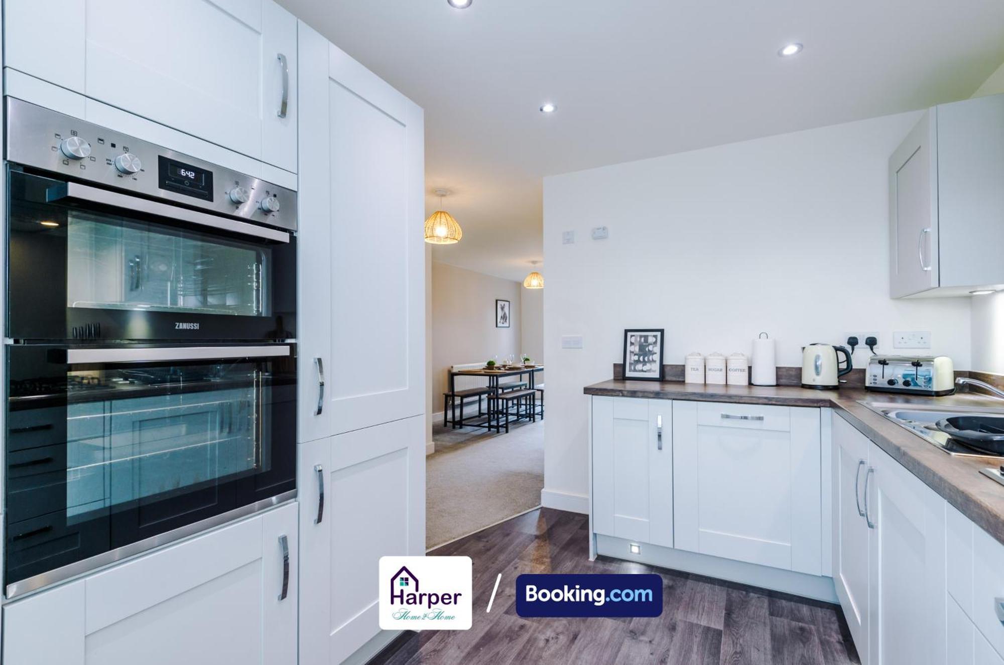 Prime Location 3 Storey By Harperletting Short Lets & Serviced Accommodation Chester With Driveway Long Or Short Stays Hough Green Exterior foto
