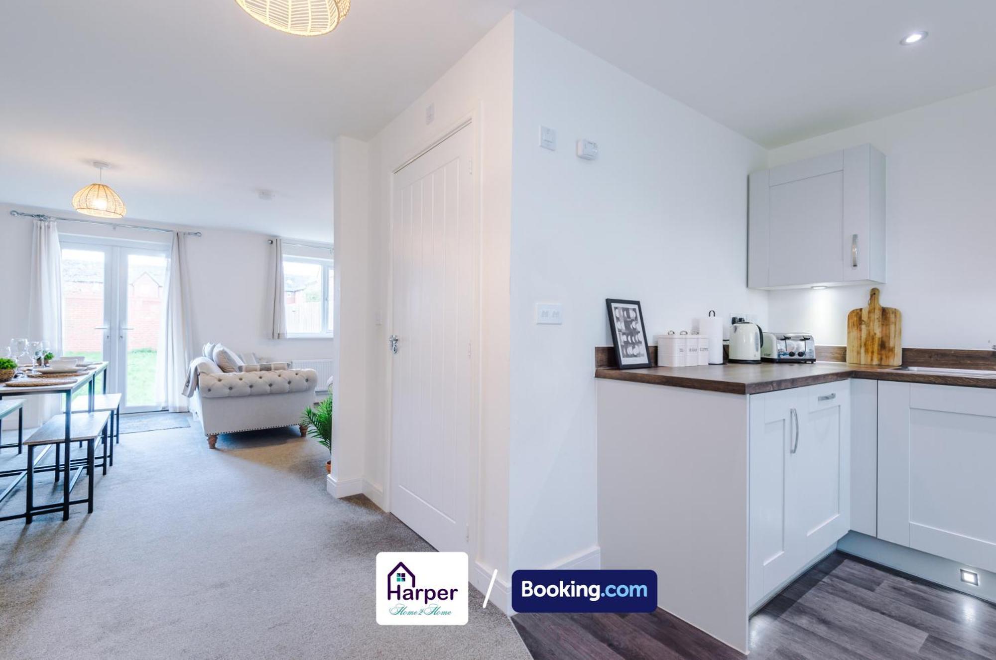 Prime Location 3 Storey By Harperletting Short Lets & Serviced Accommodation Chester With Driveway Long Or Short Stays Hough Green Exterior foto