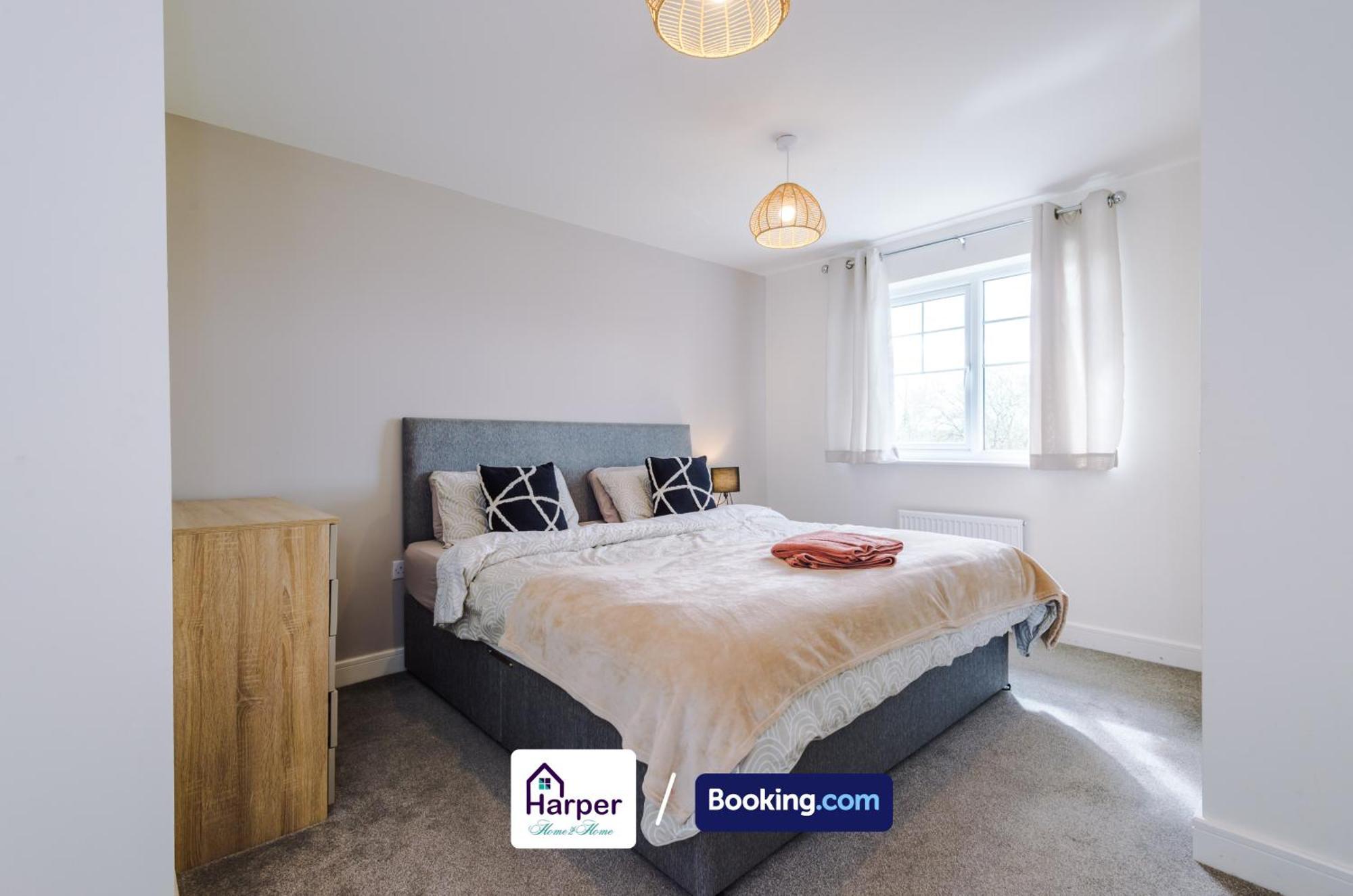 Prime Location 3 Storey By Harperletting Short Lets & Serviced Accommodation Chester With Driveway Long Or Short Stays Hough Green Exterior foto