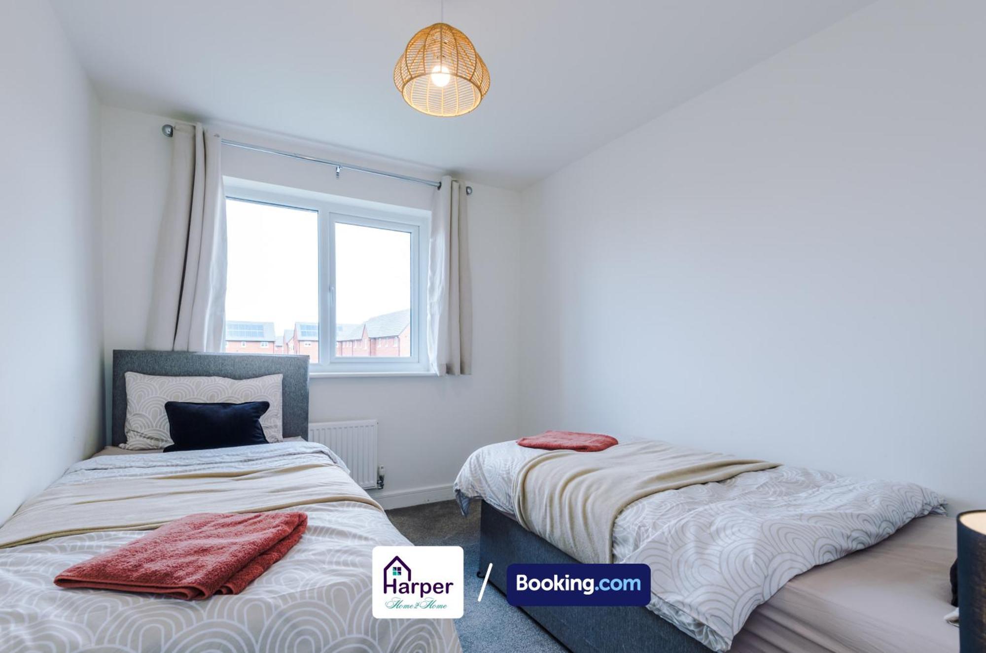 Prime Location 3 Storey By Harperletting Short Lets & Serviced Accommodation Chester With Driveway Long Or Short Stays Hough Green Exterior foto