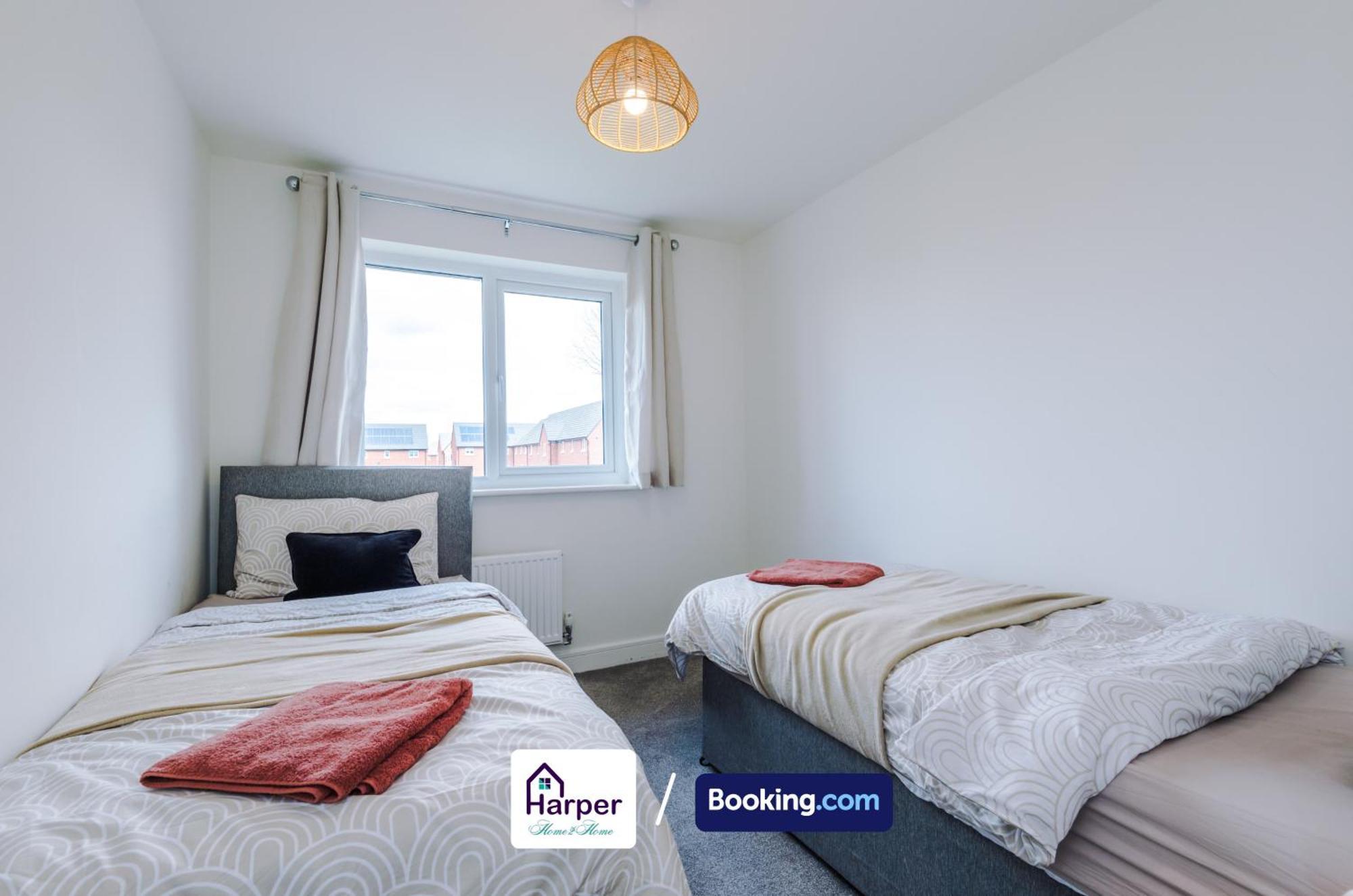 Prime Location 3 Storey By Harperletting Short Lets & Serviced Accommodation Chester With Driveway Long Or Short Stays Hough Green Exterior foto