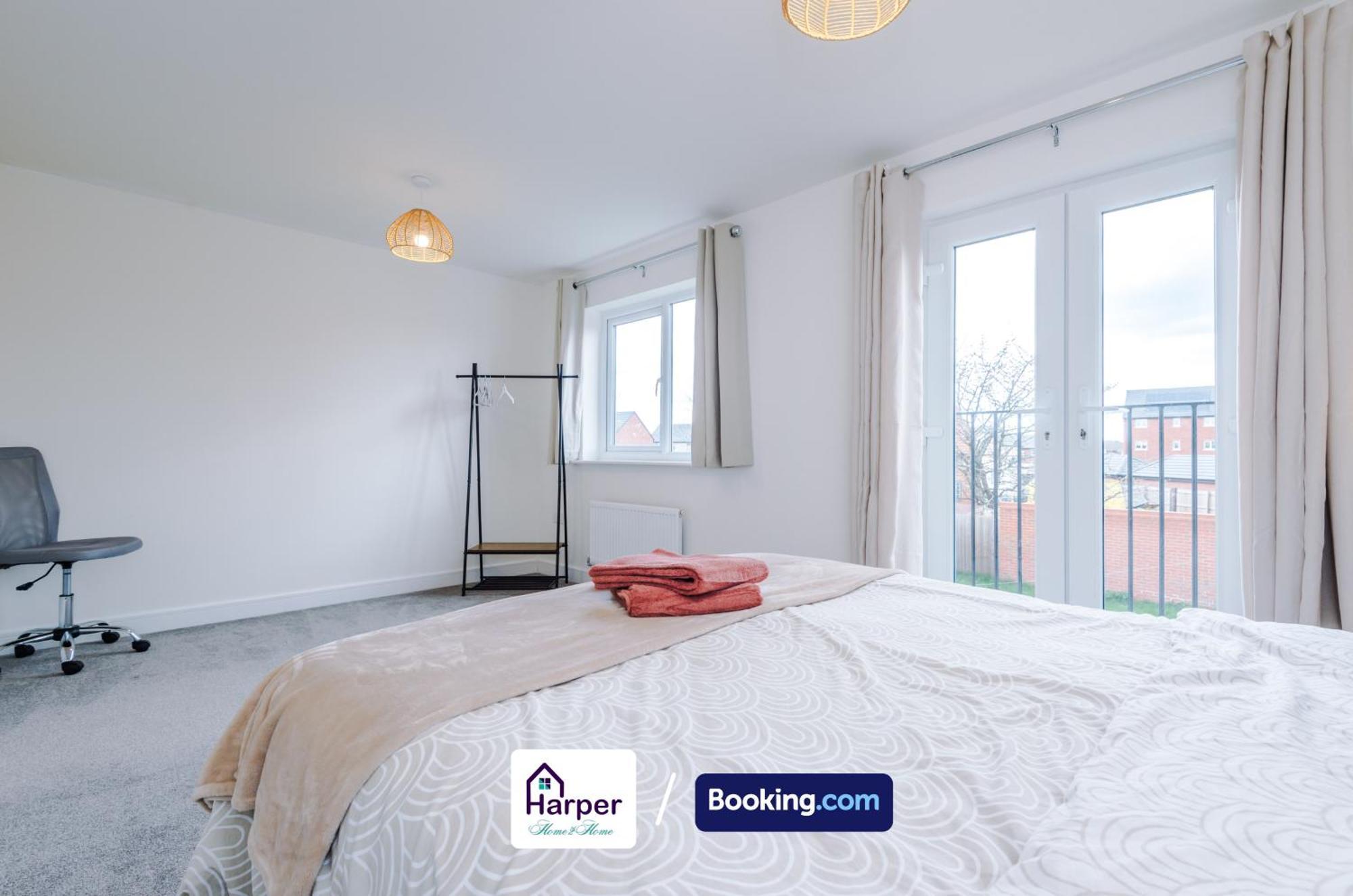 Prime Location 3 Storey By Harperletting Short Lets & Serviced Accommodation Chester With Driveway Long Or Short Stays Hough Green Exterior foto