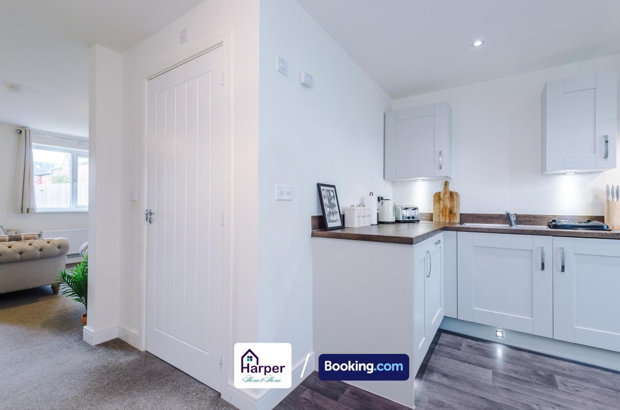 Prime Location 3 Storey By Harperletting Short Lets & Serviced Accommodation Chester With Driveway Long Or Short Stays Hough Green Exterior foto