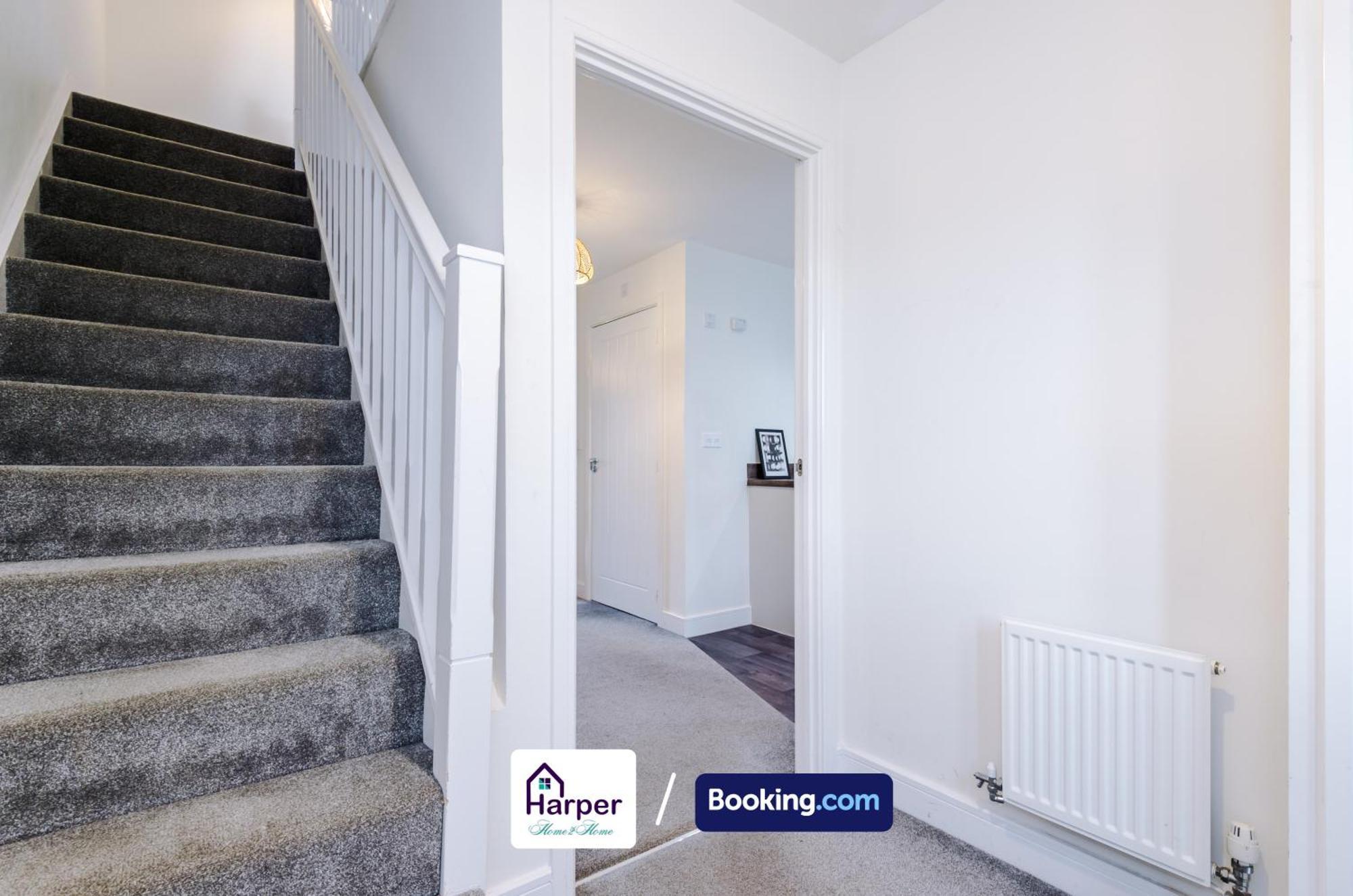 Prime Location 3 Storey By Harperletting Short Lets & Serviced Accommodation Chester With Driveway Long Or Short Stays Hough Green Exterior foto
