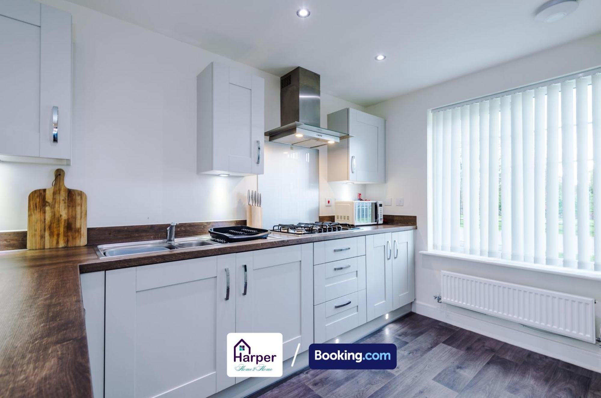 Prime Location 3 Storey By Harperletting Short Lets & Serviced Accommodation Chester With Driveway Long Or Short Stays Hough Green Exterior foto