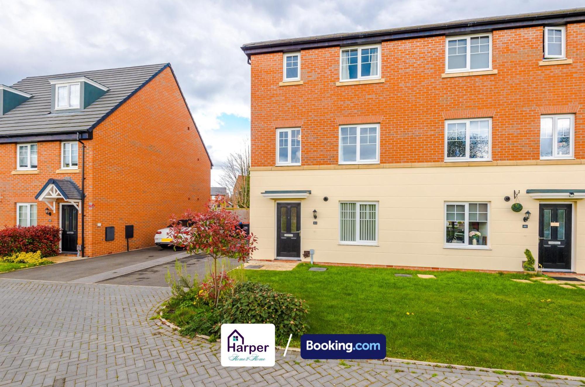Prime Location 3 Storey By Harperletting Short Lets & Serviced Accommodation Chester With Driveway Long Or Short Stays Hough Green Exterior foto