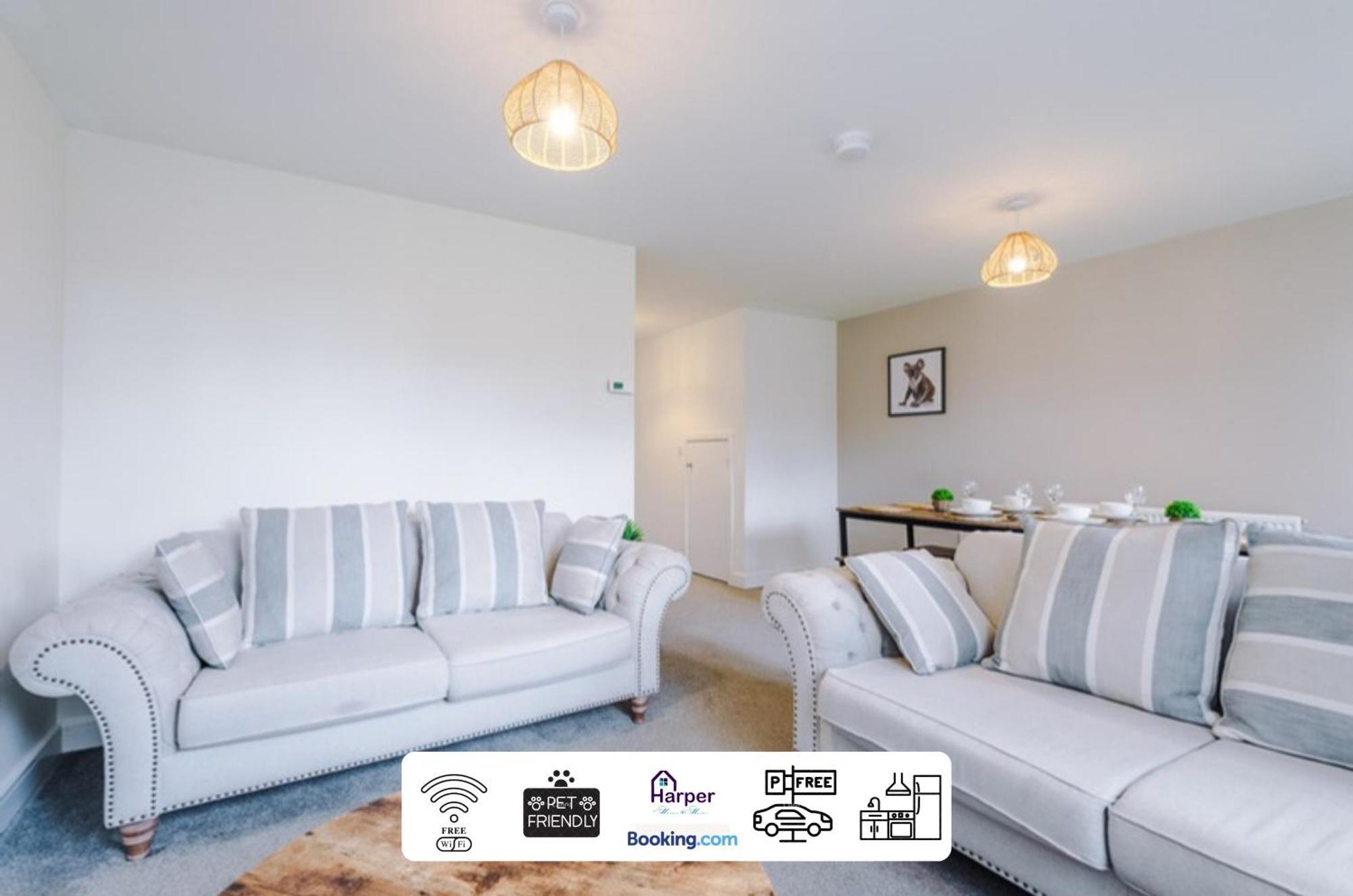 Prime Location 3 Storey By Harperletting Short Lets & Serviced Accommodation Chester With Driveway Long Or Short Stays Hough Green Exterior foto